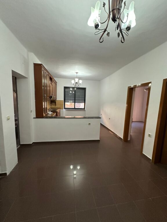 LOCALE COMMERCIALE IN AFFITTO – STRADA DI DURRËS, TIRANA
