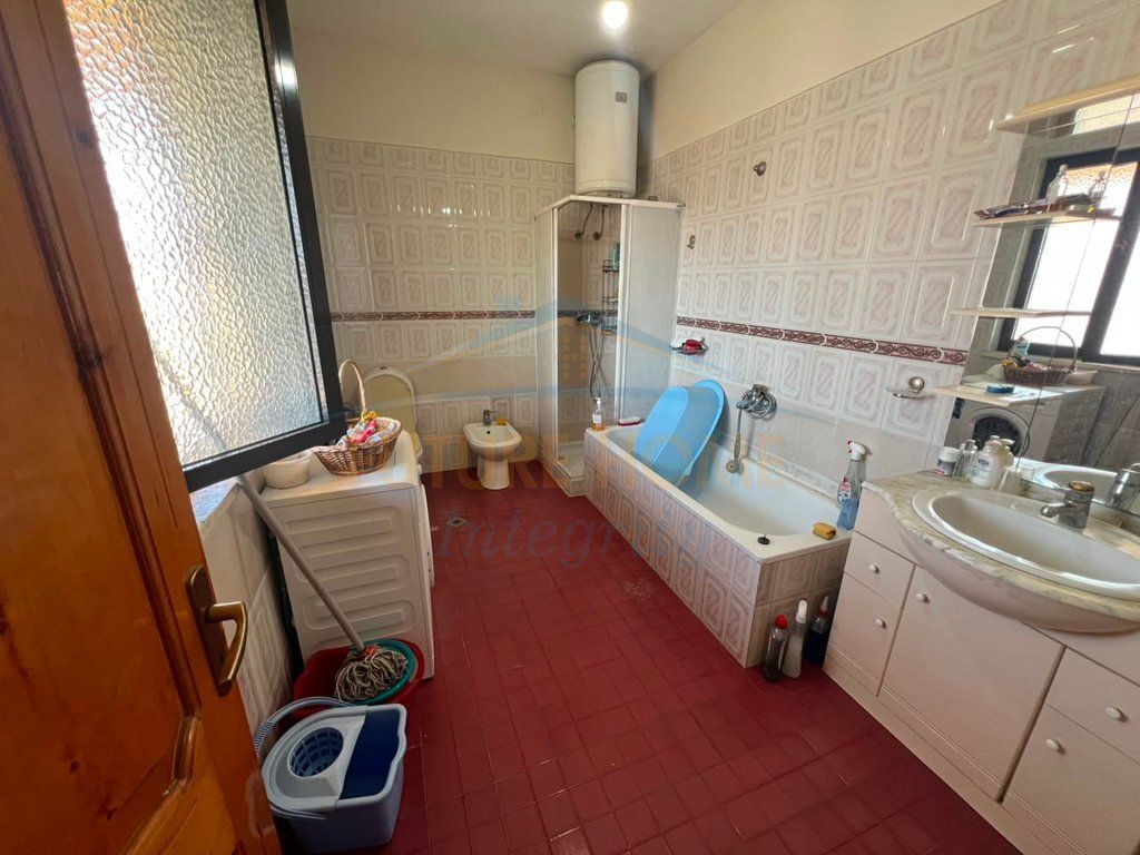In vendita, Casa privata su 3 piani+Terreno, Ex Mercato Elettrico, Tirana.