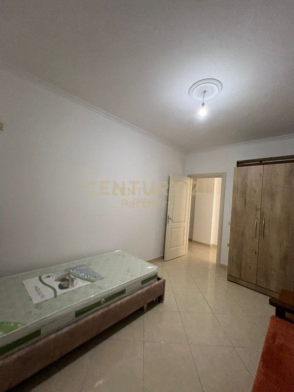 APARTAMENT 2+1 ME QIRA, FRESKU