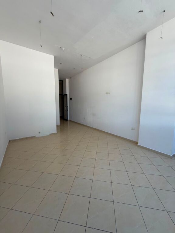 Jepet me qira ambient biznesi në Astir 450 €/muaj