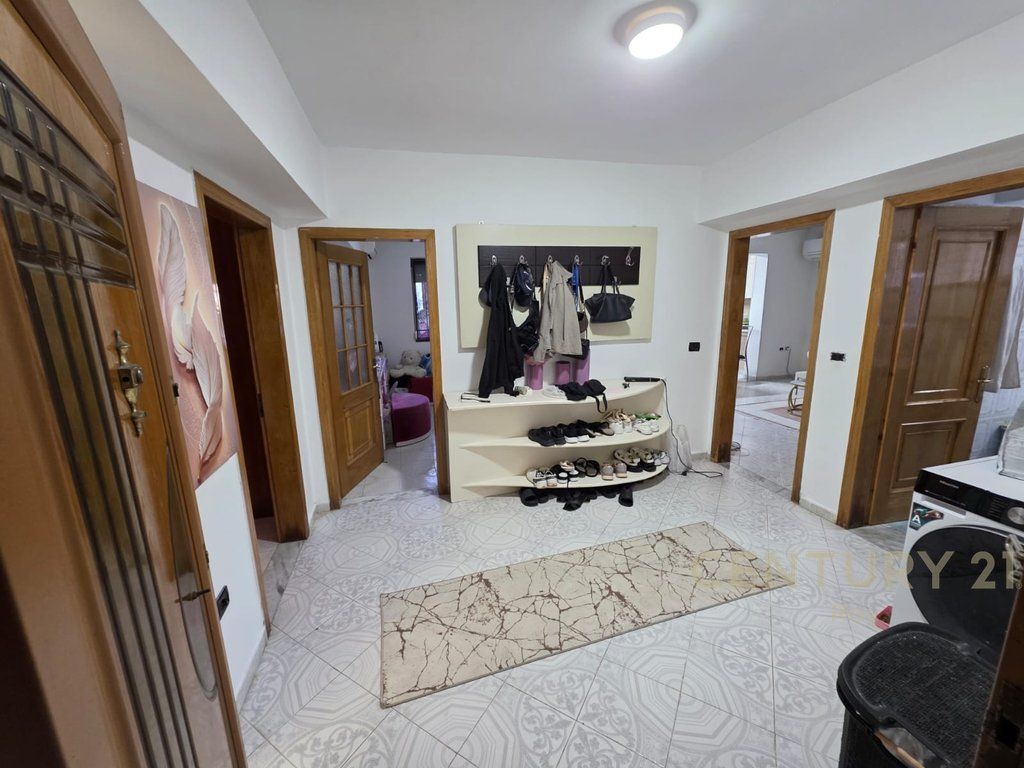 Shitet Apartament 2+1, në Lagja nr.16, Durrës !!.