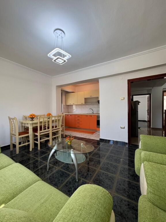 Shitet Apartament 2+1 me ballkon prane Spitalit Rajonal, Durrës!
