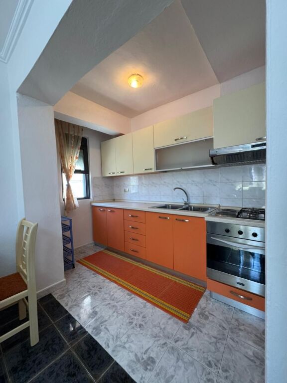 Shitet Apartament 2+1 me ballkon prane Spitalit Rajonal, Durrës!
