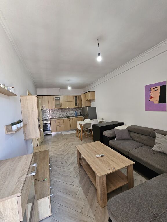 Shitet Apartament 1+1 – Astir, tek Dy Palmat Një mundësi ideale për banim ose investim në një nga zonat më të kërkuara të Tiranës.