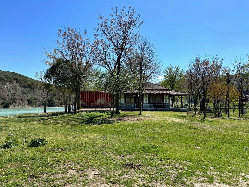 Rara Proprietà sul Fiume nel Sud dell'Albania – Ex Ristorante, Ideale anche come Casa