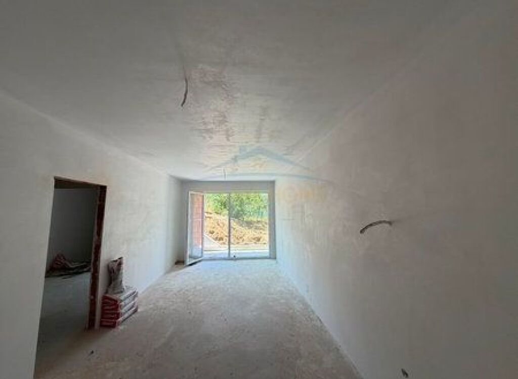 Shitet , Apartament 1+1 , Liqeni i thate , Tirane