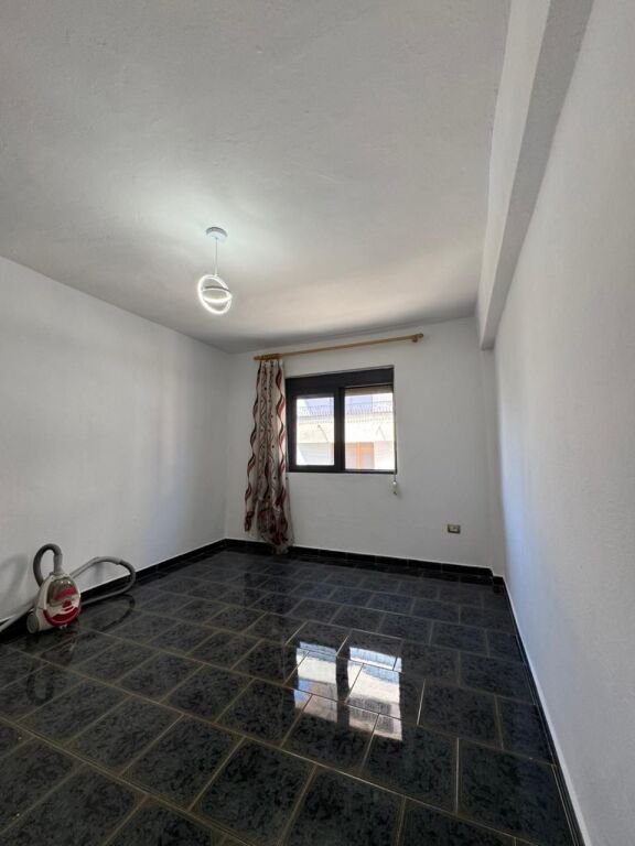 Shitet Apartament 2+1 me ballkon prane Spitalit Rajonal, Durrës!