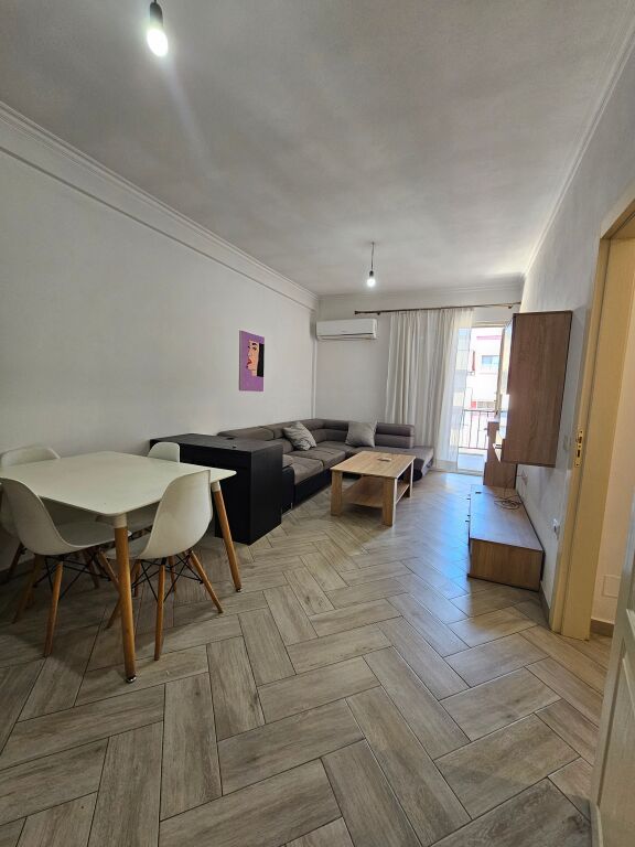 Shitet Apartament 1+1 – Astir, tek Dy Palmat Një mundësi ideale për banim ose investim në një nga zonat më të kërkuara të Tiranës.