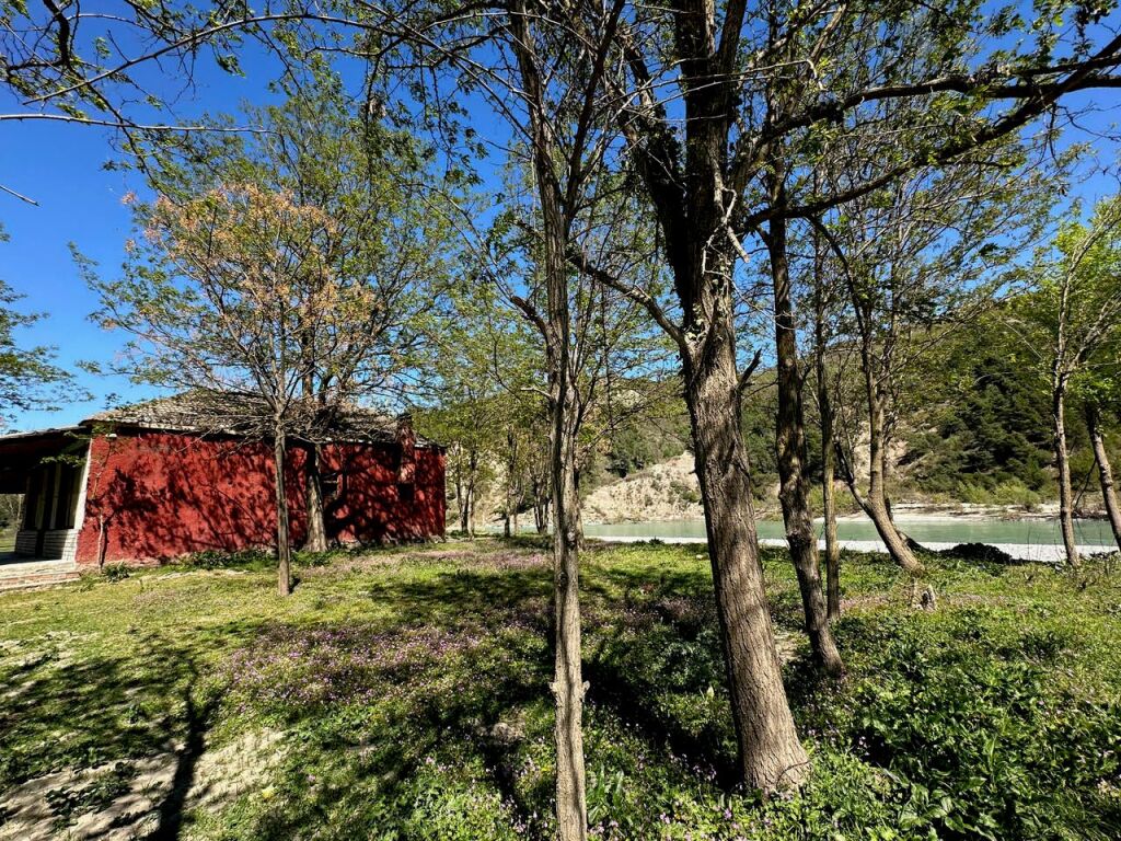 Rara Proprietà sul Fiume nel Sud dell'Albania – Ex Ristorante, Ideale anche come Casa