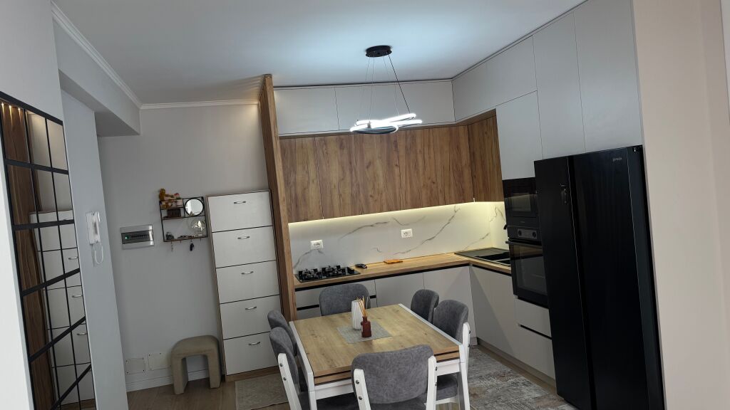 Shes apartament 2+1 me hipoteke. Kamez