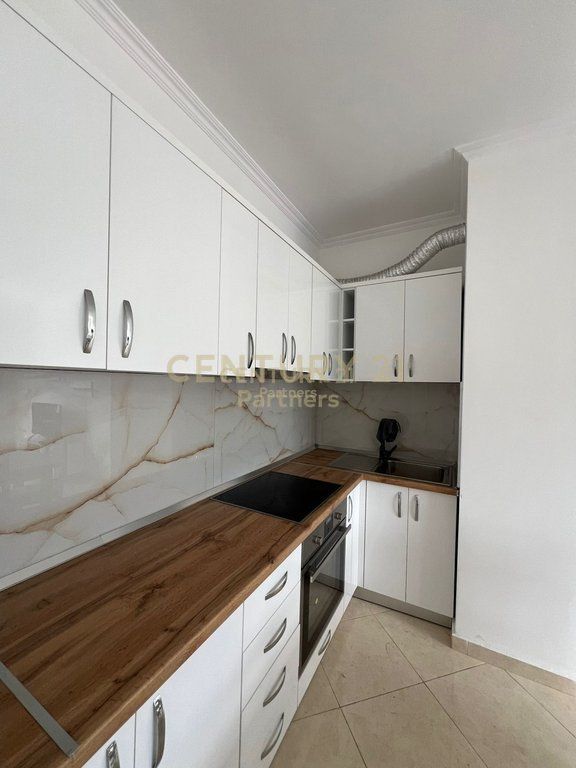 APARTAMENT 2+1 ME QIRA, FRESKU