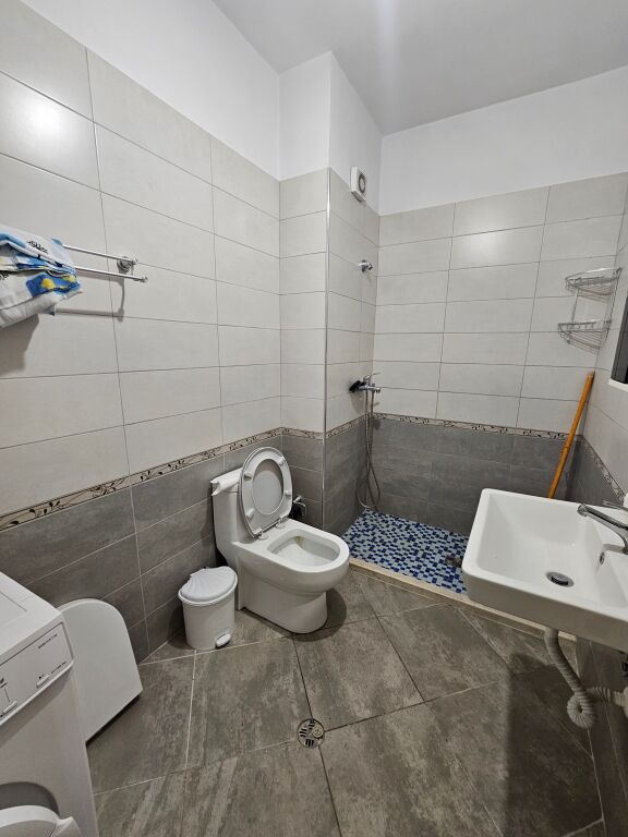 Shitet Apartament 1+1 – Astir, tek Dy Palmat Një mundësi ideale për banim ose investim në një nga zonat më të kërkuara të Tiranës.