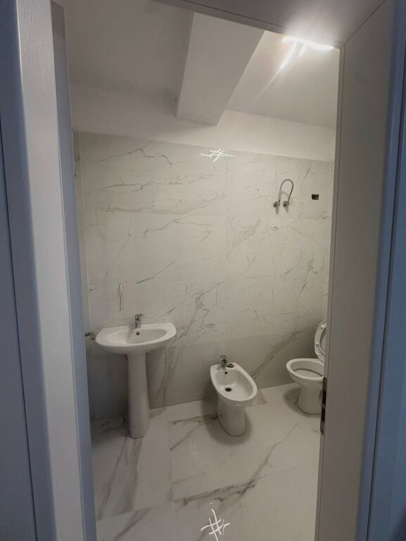 Apartament elegant me pamje nga Liqeni Artificial