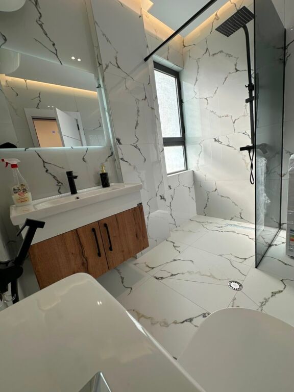 Shitet SUPER Apartament 2+1+2+Ballkon, Perball Deliorgjit