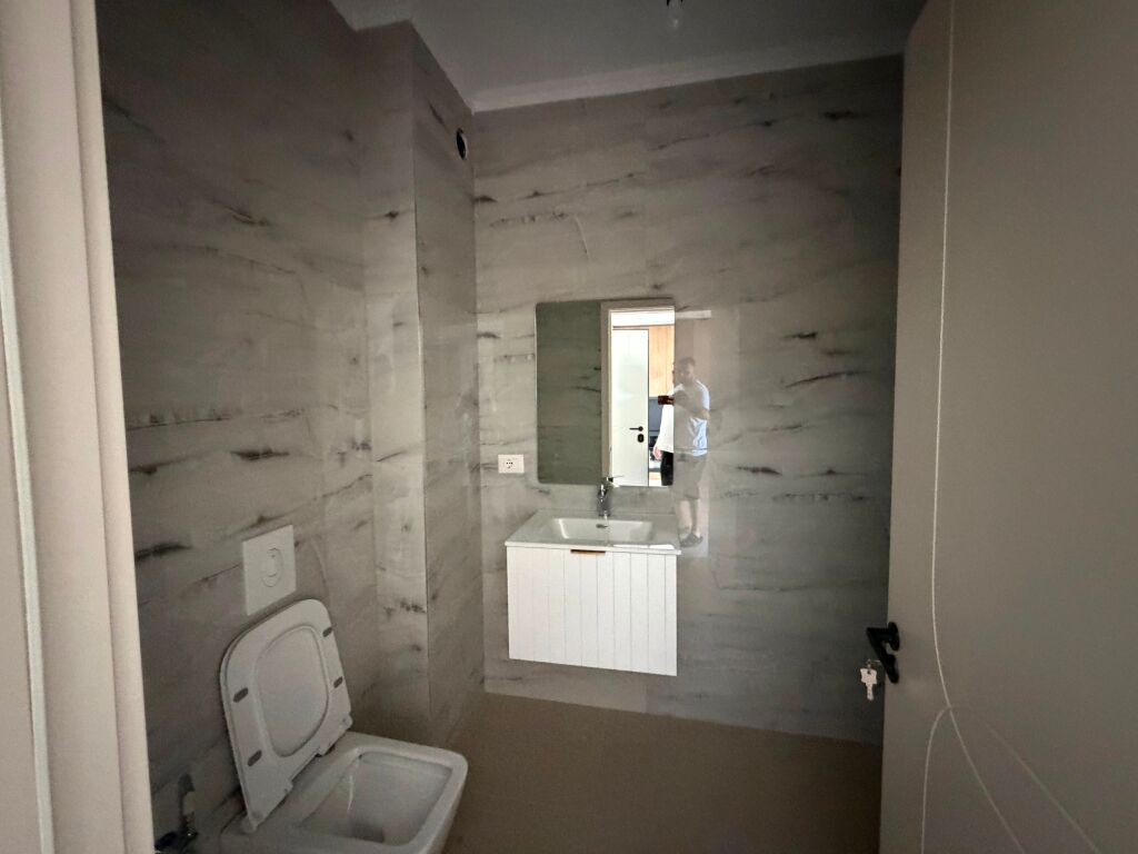 Shitet Apartament 1+1 te Mali Robit