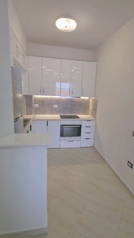 Jepet me qera apartament 3+1 Tek Liqeni Thate Kompleksi FZ