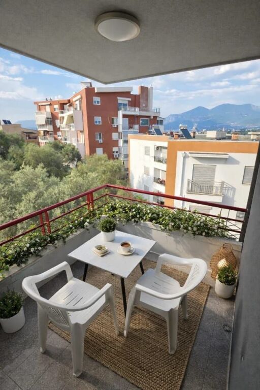 Jepet me qera apartament 3+1 Tek Liqeni Thate Kompleksi FZ