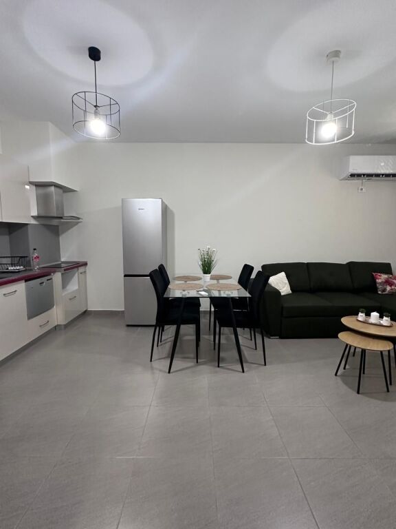 For Rent Apartment 1+1 Paris Commune 4th floor without elevator 55,000 lek
