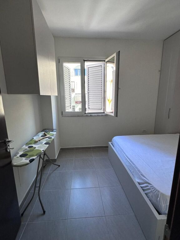 For Rent Apartment 1+1 Paris Commune 4th floor without elevator 55,000 lek