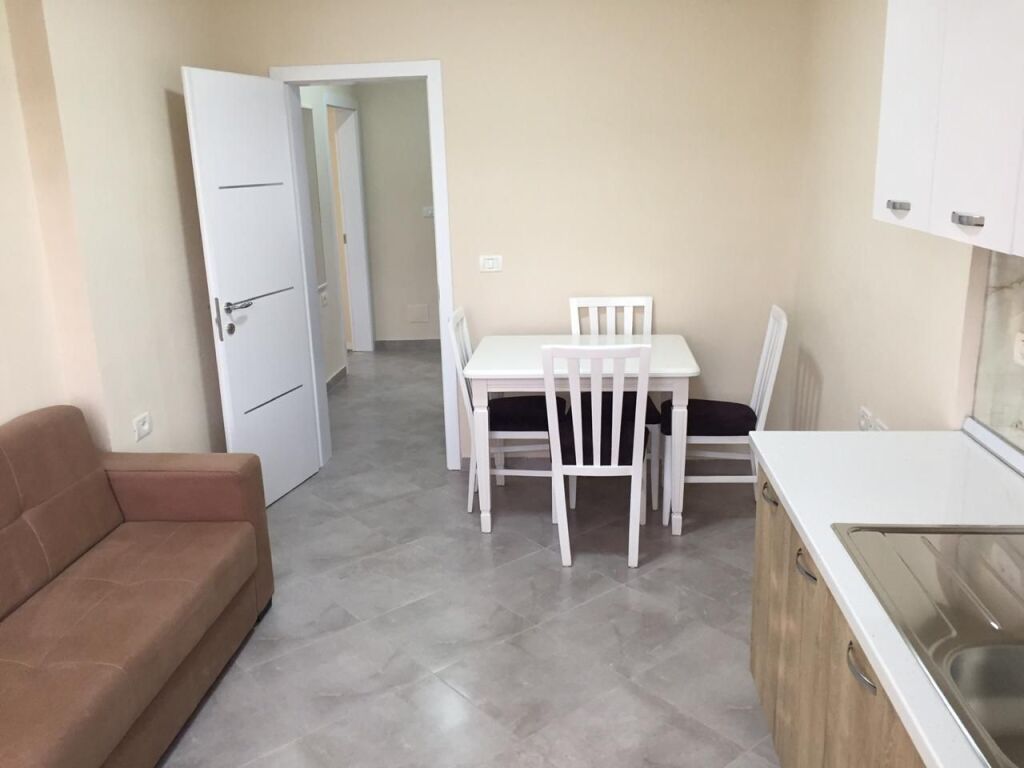 🏢Perballe Ish Restorant Durresit,jepet me qera apartament 2+1,i mobiluar  50,000Leke