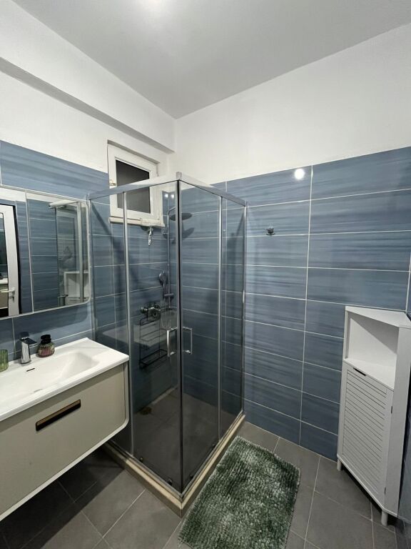 🏢Presso i Palazzi Gialli, Via Kastriot, si affitta appartamento 1+1 arredato. 40.000 Leke