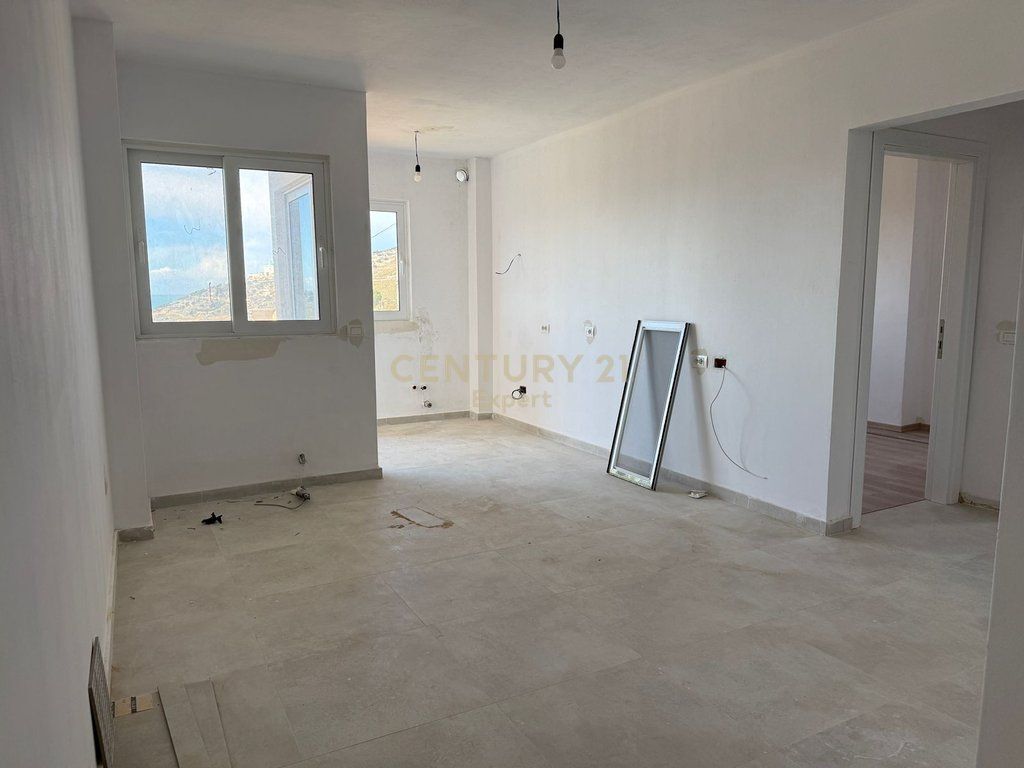 SARANDË, SHESIM APARTAMENT 2+1+2 + VERANDE NË PORTIN E LIMIONIT 300,000 €