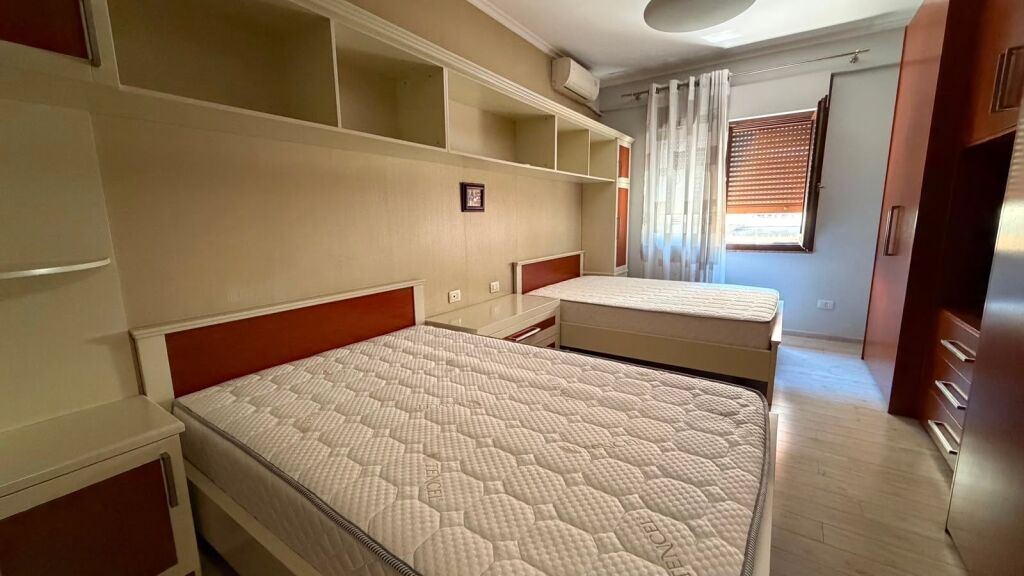 Apartament 1+1 per qera Komuna e Parisit !