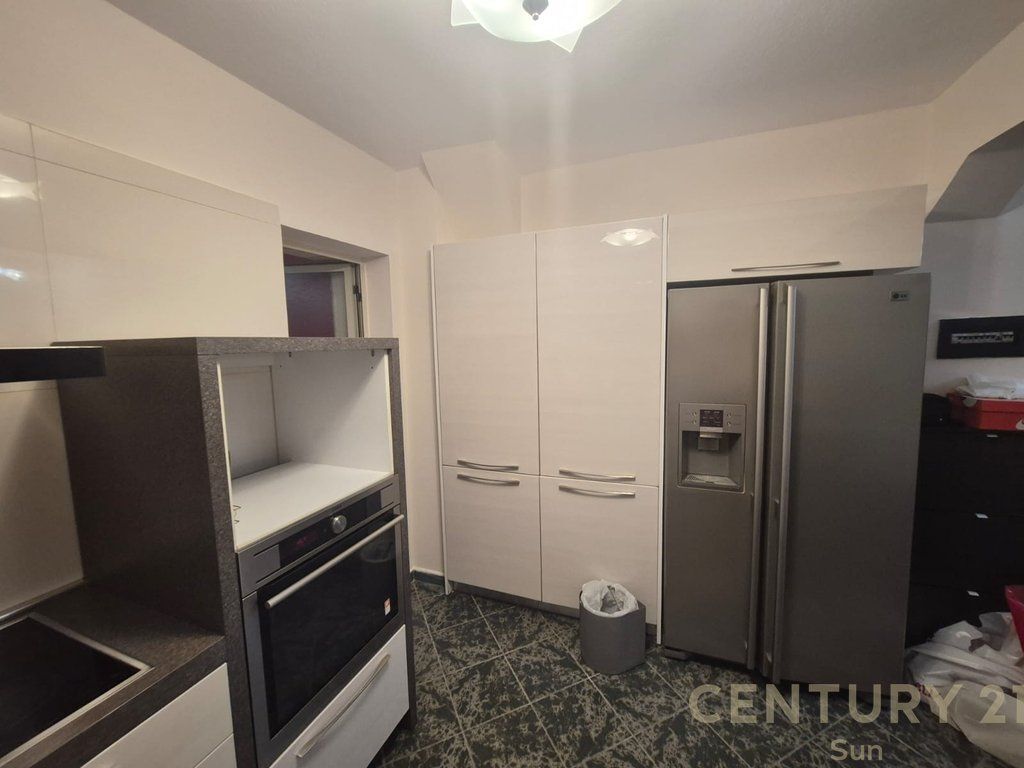 Jepet me qira apartament 2+1 në Rrugën e Kavajës, përballë Garden Building!