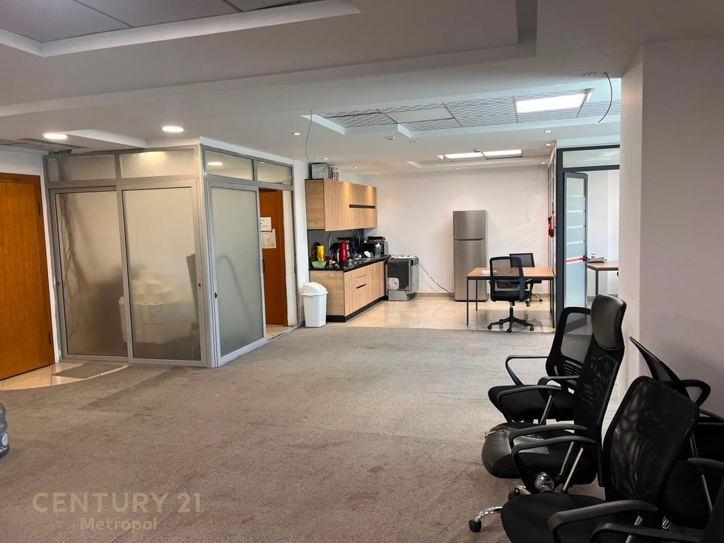 🏢 Locale per uffici in affitto a Twin Towers – Viale Martiri della Nazione