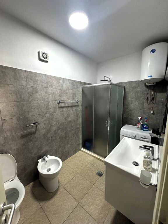 🏡 **Jepet me Qera Apartament Elegant 1+1 – Ish Stacioni i Trenit, Tiranë**