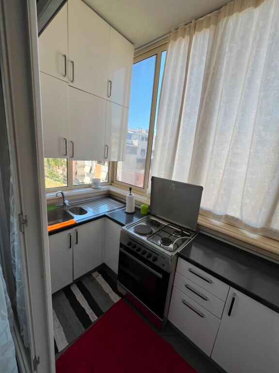 Jepet me qira apartamet 2+1+Bllk tek Kodra Diellit  Siperfaqja: 85m2 Kati: 4 (banim) Totalisht I Mobiluar   Vendodhja: Kodra Diellit, prane furre pastiçeri Dumrea Cmimi: 60,000 Leke/muaj