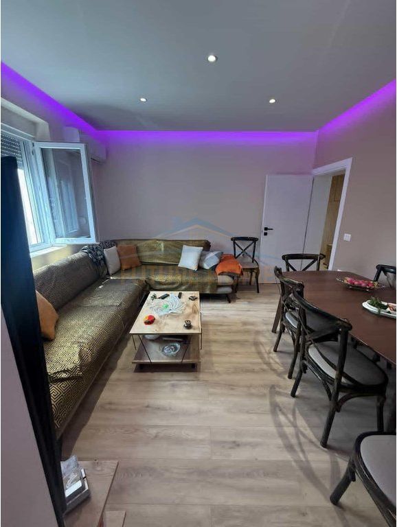 Shitet, Apartament 1+1 Kombinat, Tirane.