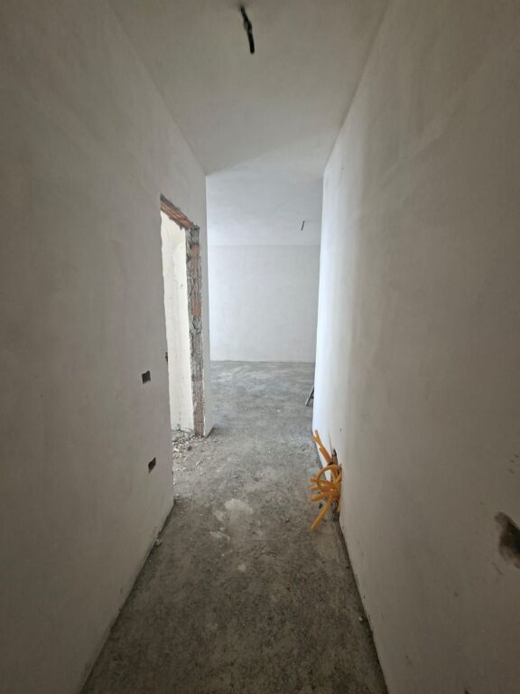 Shitet Apartament 2+1+2 + Post Parkimi ne Golem te Mali i Robit