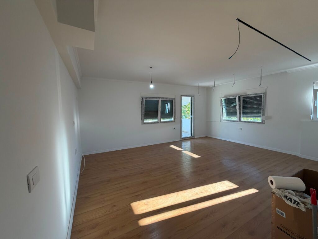 Shitet Apartament 2+1  te Stadiumi