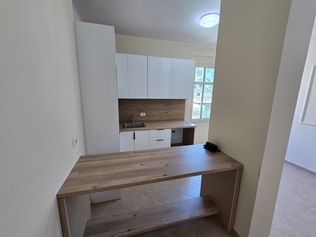 Shitet Apartament 1+1 te Shkembi Kavajes