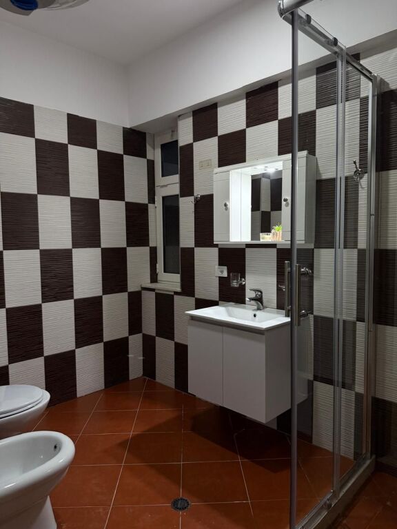 Jepet me qera apartament 2+1+2  +Post Parkimi në Liqenin e Thatë, pranë Hotel Radisson.