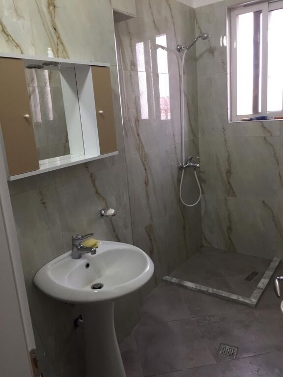 🏢Perballe Ish Restorant Durresit,jepet me qera apartament 2+1,i mobiluar  50,000Leke