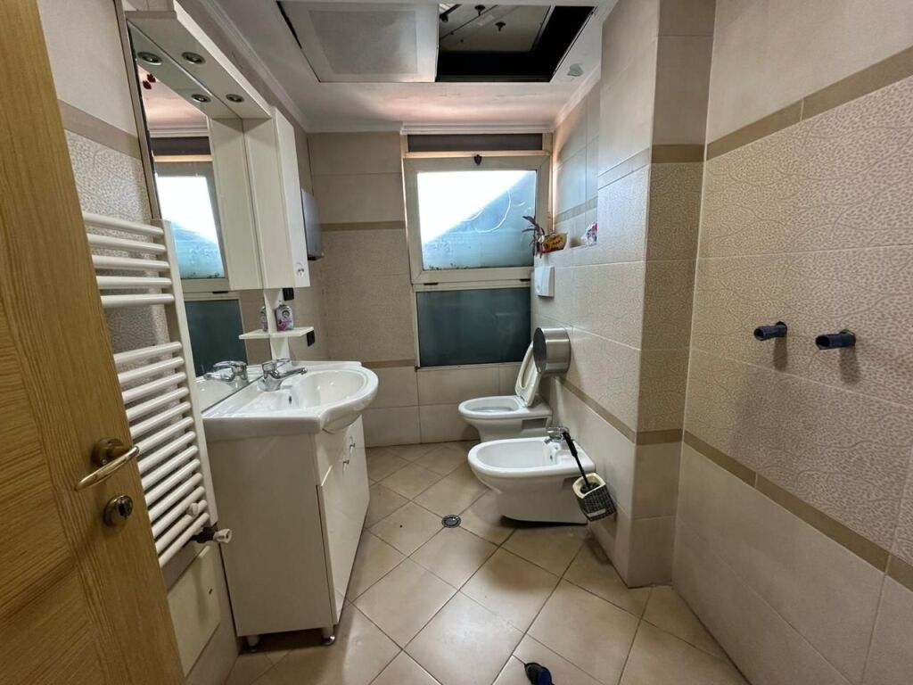 AMBIENTE COMMERCIALE IN VIA KAVAJES
