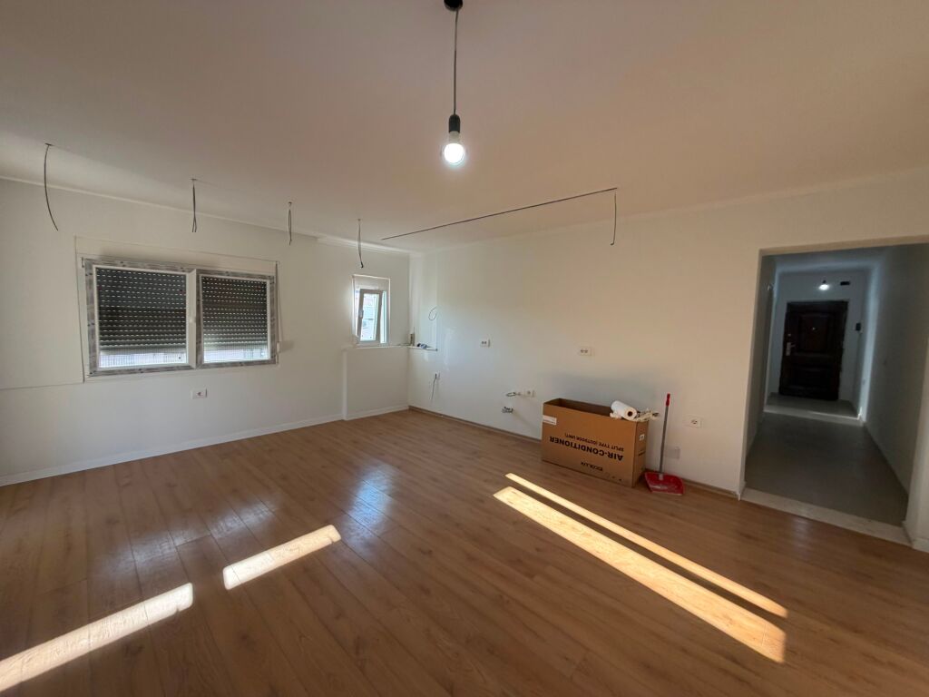 Shitet Apartament 2+1  te Stadiumi