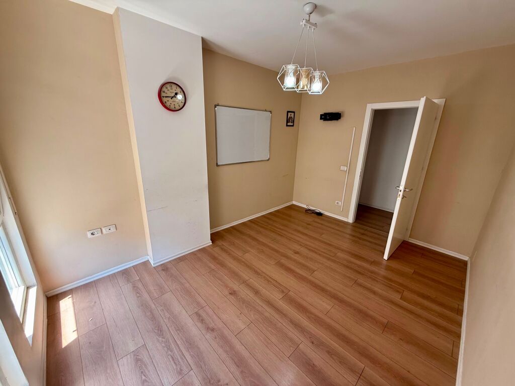 📣 RENT Apartment 2+1+2 📍 Street “5-Maji”, Near Bar “ODA” ✨   🏢 New Building  🪜 4th Floor (With Elevator)  🛋️ Partially Furnished  ❌ Notarial Contract Condition   💶 Price 50,000 Leke (Net)
