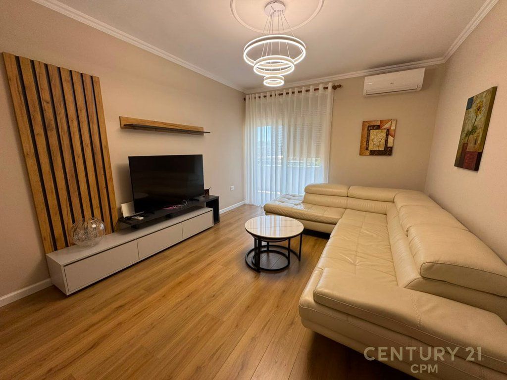 Apartament 1+1 me qira tek 9-kateshet, prane Pazarit te Ri!