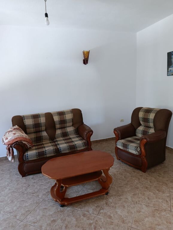 Affitto | Shtëpi private 2 + 1 | Rruga Njazi Meka | 450 €/mese