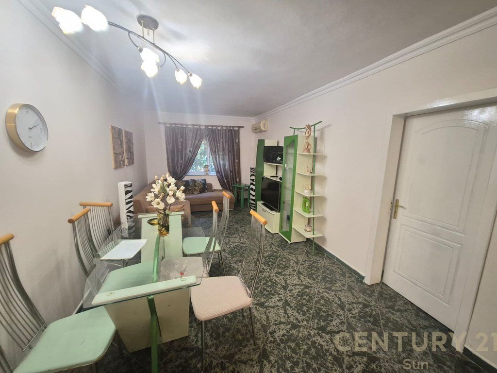 Jepet me qira apartament 2+1 në Rrugën e Kavajës, përballë Garden Building!