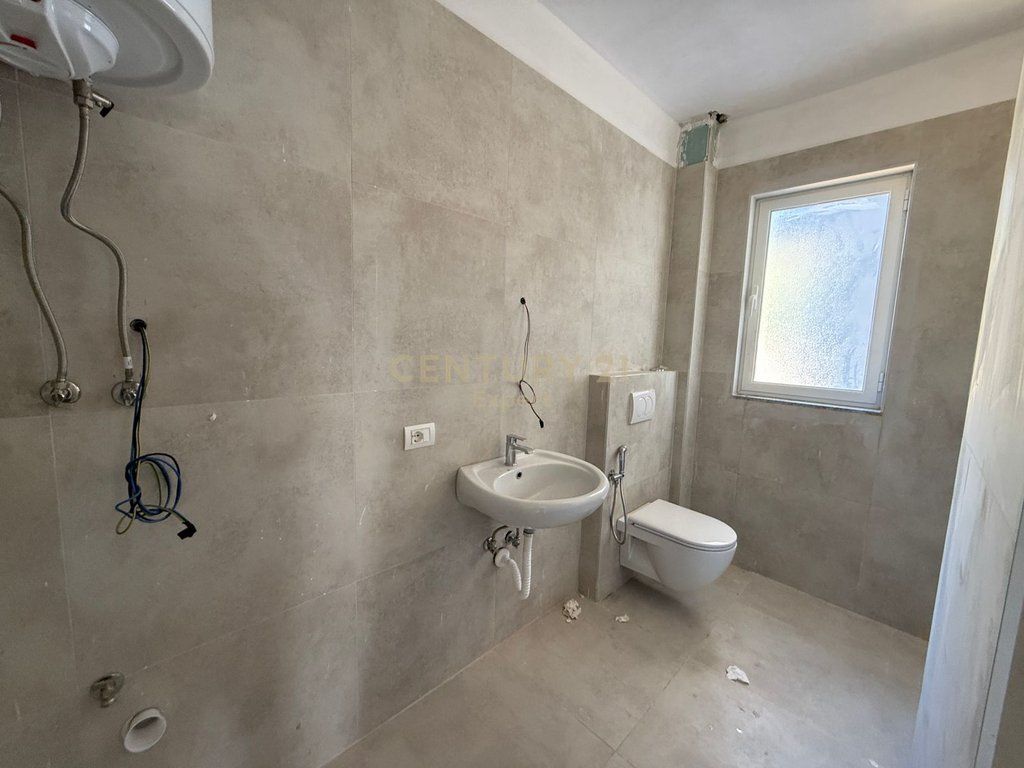 SARANDË, SHESIM APARTAMENT 2+1+2 + VERANDE NË PORTIN E LIMIONIT 300,000 €