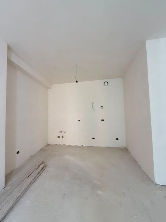 Shitet apartament 1+1 tek Bulevardi i Ri