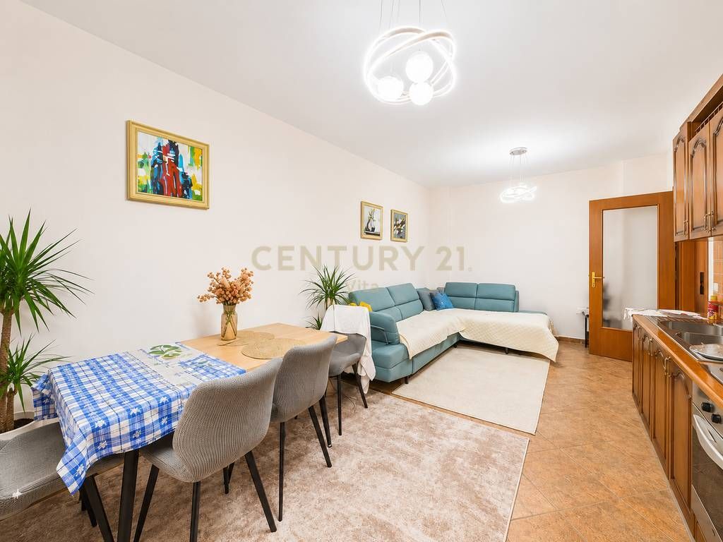 SHITET APARTAMENT 1+1 ME PAMJE DETI – INVESTIM IDEAL NË NJË NGA ZONAT MË TË KËRKUARA TË PLAZHIT PRANE PREMIUM HOTEL (14.500.000ALL)