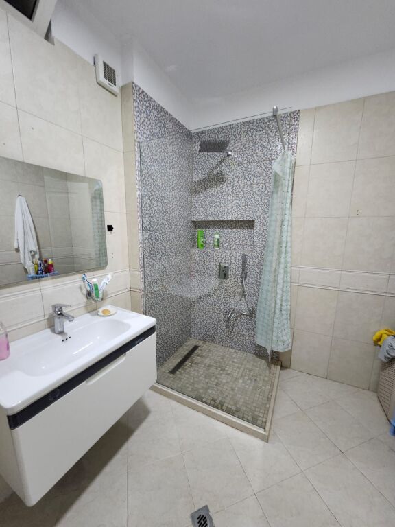 Apartament per qera 2+1 tek Rruga e Barrikadave