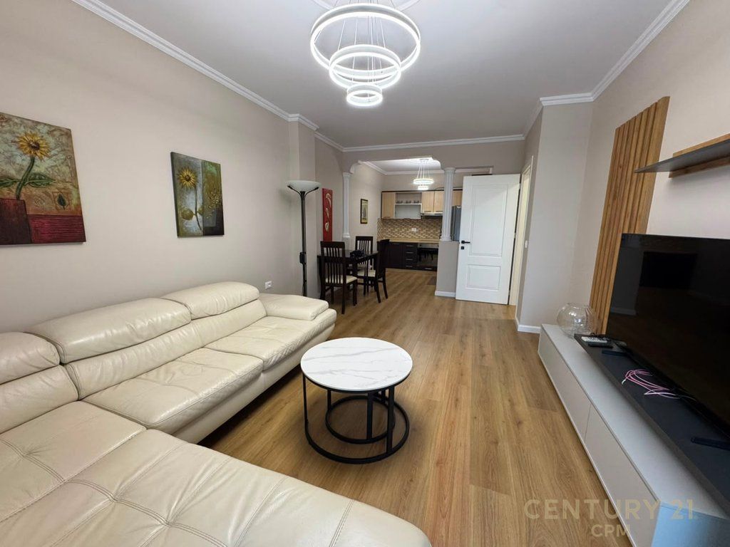 Apartament 1+1 me qira tek 9-kateshet, prane Pazarit te Ri!
