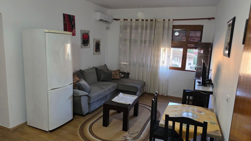 🏢Rruga Bardhyl,prane Mulliritt e Vjeter jepet me qera apartament,3+1,i mobiluar.50,000Leke