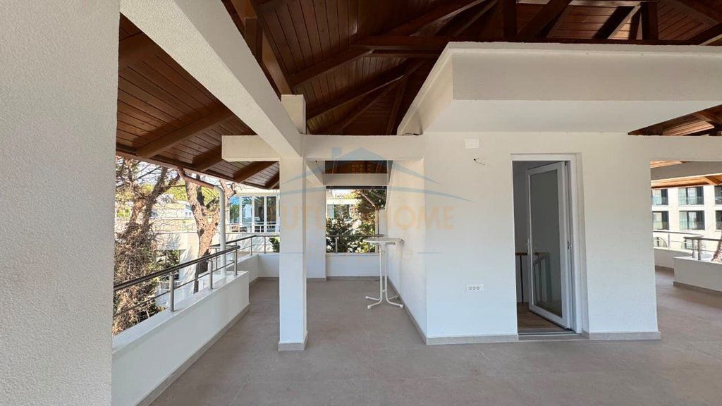 In vendita, Villa su 3 piani con piscina, Complesso Dielli, Qerret